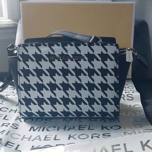 Black and white Michael Kors houndstooth print hand bag
